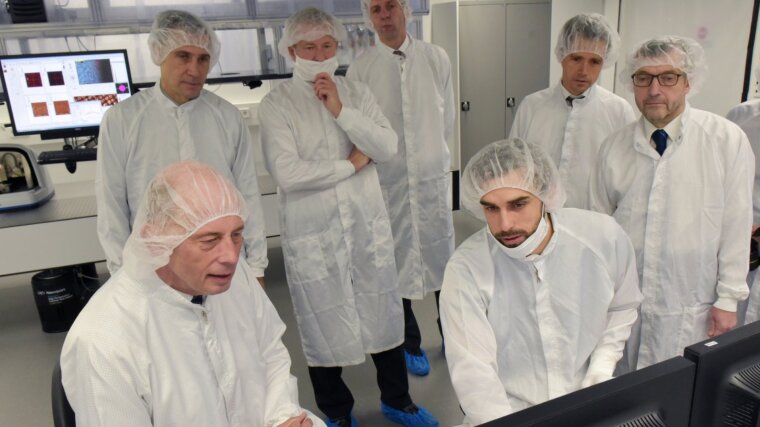 Thuringian Minister Tiefensee (left) at a visit of the labs during the handover of the funding decision for InQuoSens.